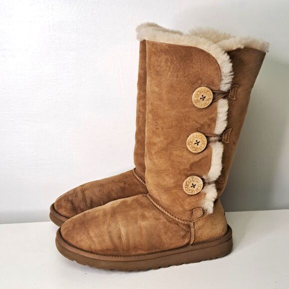 UGG Bailey Triplet Boot Chestnut 3 Button Sherpa Lined Suede 8 39 Mid Calve Y2K - Picture 1 of 11